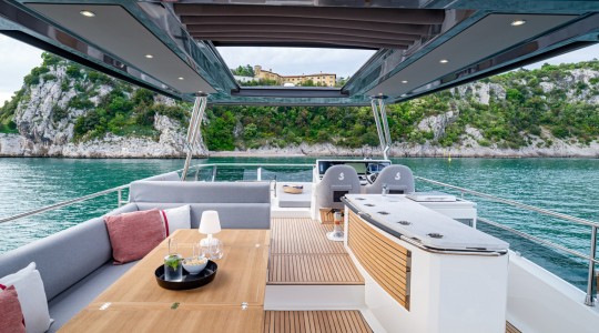 grand_trawler_62_foto_catalogo_beneteau_grand_trawler_62_14_flybridge_techo_panoramico_salon.JPG