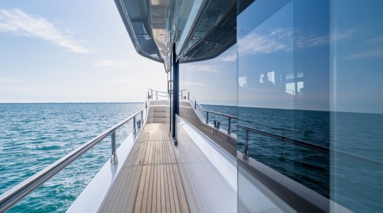 grand_trawler_62_foto_catalogo_beneteau_grand_trawler_62_15_acceso_banera_proa_solarium.JPG