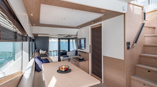 grand_trawler_62_foto_catalogo_beneteau_grand_trawler_62_19_comedor_acceso_interior.JPG