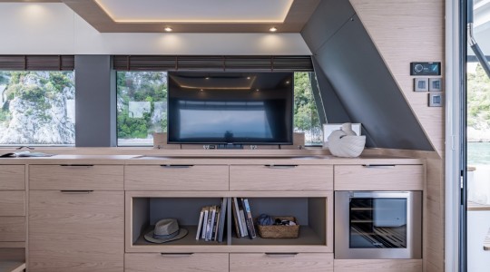 grand_trawler_62_foto_catalogo_beneteau_grand_trawler_62_20_television_tv_salon.JPG