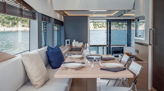 grand_trawler_62_foto_catalogo_beneteau_grand_trawler_62_21_comedor_interior.JPG