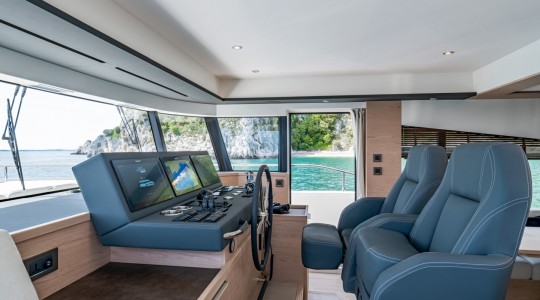 grand_trawler_62_foto_catalogo_beneteau_grand_trawler_62_22_puesto_de_mando_principal.JPG
