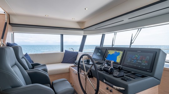 grand_trawler_62_foto_catalogo_beneteau_grand_trawler_62_23_puesto_de_mando_interior.JPG