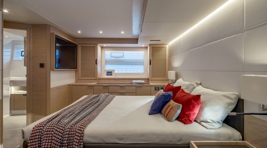 grand_trawler_62_foto_catalogo_beneteau_grand_trawler_62_27_television_tv_camarote_principal.JPG