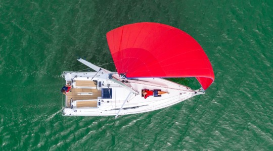 oceanis_301_foto_catalogo_beneteau_oceanis_30_1_02_navegar_en_vacaciones.JPG