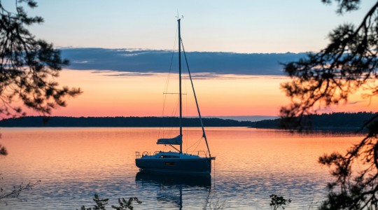 oceanis_301_foto_catalogo_beneteau_oceanis_30_1_04_fondeo_ver_la_puesta_de_sol.JPG