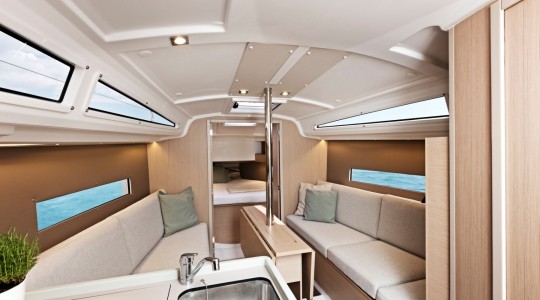 oceanis_301_foto_catalogo_beneteau_oceanis_30_1_06_acceso_a_cabina.JPG