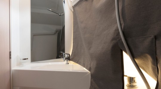 oceanis_301_foto_catalogo_beneteau_oceanis_30_1_13_ducha.JPG