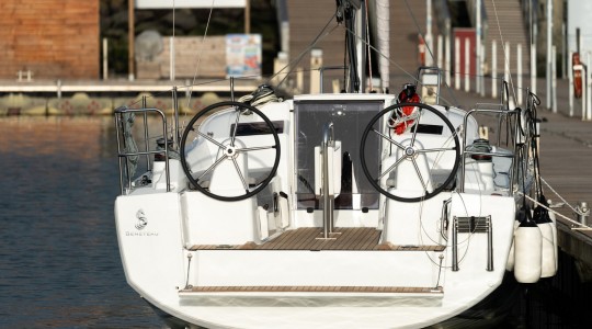 oceanis_301_foto_catalogo_beneteau_oceanis_30_1_16_puesto_de_mando_electronica.JPG