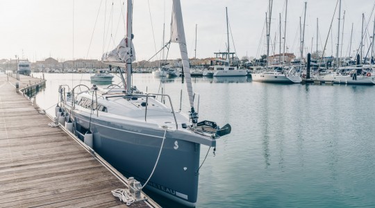 oceanis_301_foto_catalogo_beneteau_oceanis_30_1_17_exterior_eslora.JPG
