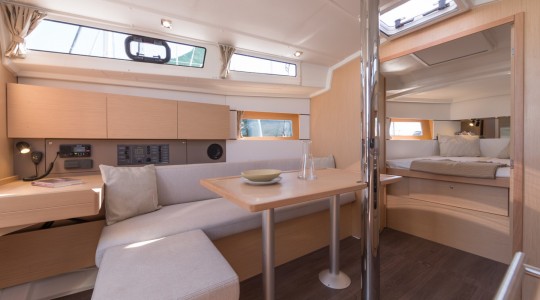 oceanis_381_foto_catalogo_beneteau_oceanis_38_1_07_interior_salon_camarote_principal.JPG