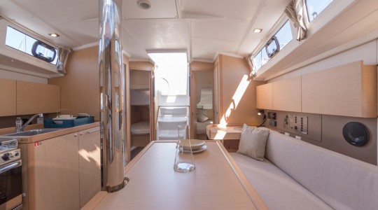 oceanis_381_foto_catalogo_beneteau_oceanis_38_1_09_salon_comedor_fregadero.JPG