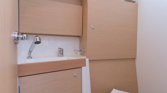 oceanis_381_foto_catalogo_beneteau_oceanis_38_1_11_bano_ducha.JPG