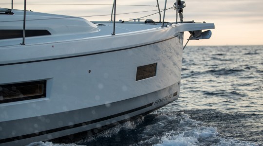 oceanis_401_foto_catalogo_beneteau_oceanis_40_1_04_detalles_proa_navegando.JPG