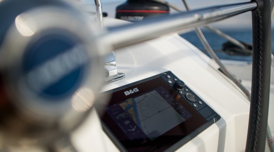oceanis_401_foto_catalogo_beneteau_oceanis_40_1_06_electronica_puesto_de_mando.JPG