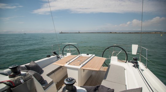 oceanis_401_foto_catalogo_beneteau_oceanis_40_1_12_banera_de_popa.JPG