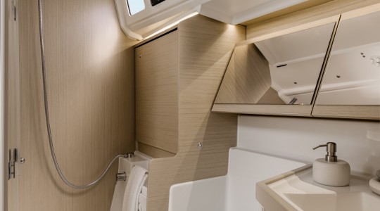 oceanis_401_foto_catalogo_beneteau_oceanis_40_1_22_bano.JPG
