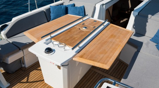 oceanis_461_foto_catalogo_beneteau_oceanis_46_1_09_mesa_banera_de_popa.JPG