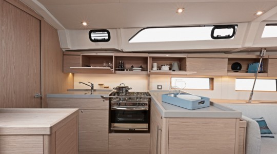 oceanis_461_foto_catalogo_beneteau_oceanis_46_1_17_cocina_fregadero.JPG