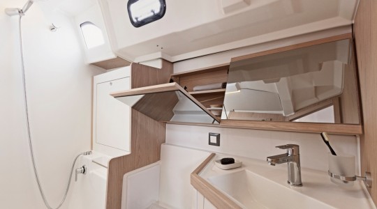 oceanis_461_foto_catalogo_beneteau_oceanis_46_1_21_bano_principal.JPG