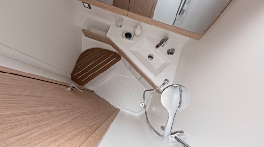 oceanis_461_foto_catalogo_beneteau_oceanis_46_1_23_ducha.JPG