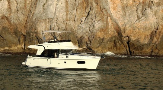 swift_trawler_35_foto_catalogo_beneteau_swift_trawler_35_01_lifestyle_navegar_en_barco.JPG