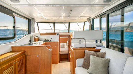 swift_trawler_35_foto_catalogo_beneteau_swift_trawler_35_03_salon_comedor.JPG
