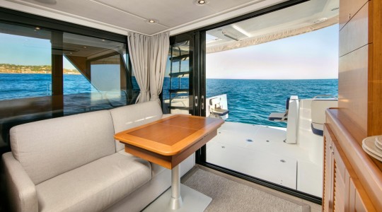 swift_trawler_35_foto_catalogo_beneteau_swift_trawler_35_04_salon_comedor_con_mesa_zona_de_bano.JPG