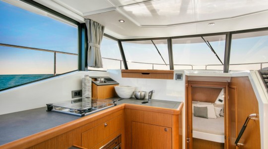 swift_trawler_35_foto_catalogo_beneteau_swift_trawler_35_06_cocina_comedor.JPG
