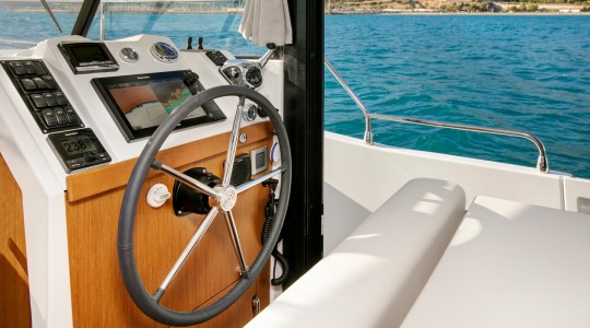 swift_trawler_35_foto_catalogo_beneteau_swift_trawler_35_08_puesto_de_mando.JPG