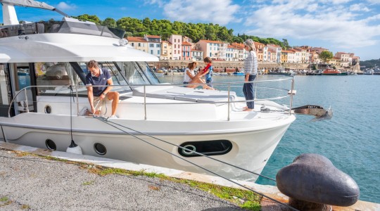 swift_trawler_41_fly_foto_catalogo_beneteau_swift_trawler_41_flybridge_03_lifestyle_vacaciones_familiares_en_el_mar.JPG