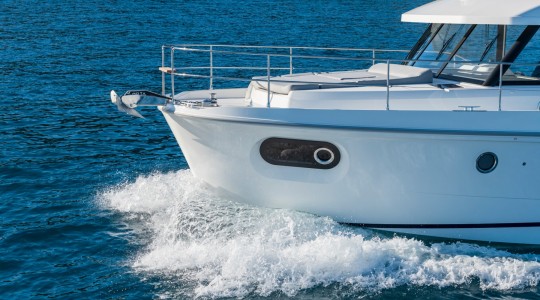 swift_trawler_41_fly_foto_catalogo_beneteau_swift_trawler_41_flybridge_04_navegar_detalles_proa.JPG