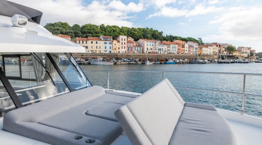 swift_trawler_41_fly_foto_catalogo_beneteau_swift_trawler_41_flybridge_05_solarium_de_proa_banera.JPG