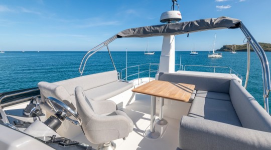 swift_trawler_41_fly_foto_catalogo_beneteau_swift_trawler_41_flybridge_07_zona_flybridge_bimini.JPG