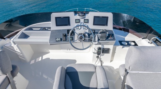 swift_trawler_41_fly_foto_catalogo_beneteau_swift_trawler_41_flybridge_08_puesto_de_mando_flybridge.JPG