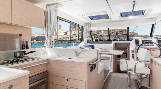 swift_trawler_41_fly_foto_catalogo_beneteau_swift_trawler_41_flybridge_09_interior_cocina_salon_comedor.JPG