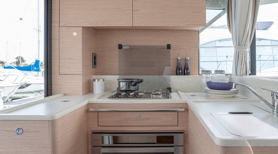 swift_trawler_41_fly_foto_catalogo_beneteau_swift_trawler_41_flybridge_10_cocina_fregadero.JPG