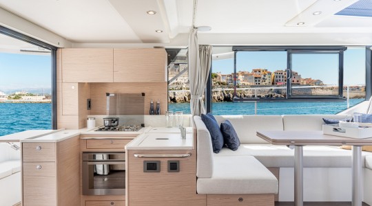 swift_trawler_41_fly_foto_catalogo_beneteau_swift_trawler_41_flybridge_11_cocina_salon_comedor.JPG