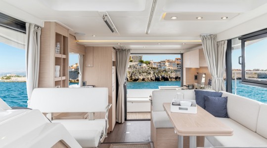 swift_trawler_41_fly_foto_catalogo_beneteau_swift_trawler_41_flybridge_12_salon_comedor_puesto_de_mando.JPG