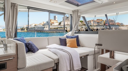 swift_trawler_41_fly_foto_catalogo_beneteau_swift_trawler_41_flybridge_14_sofa_cama_salon.JPG