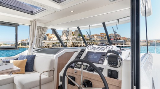 swift_trawler_41_fly_foto_catalogo_beneteau_swift_trawler_41_flybridge_15_puesto_de_mando.JPG