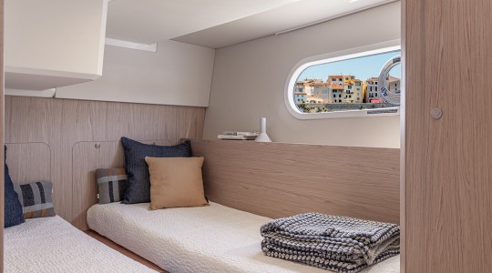 swift_trawler_41_fly_foto_catalogo_beneteau_swift_trawler_41_flybridge_18_camarote_dos_camas_individuales.JPG