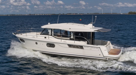 swift_trawler_41_sedan_foto_catalogo_beneteau_swift_trawler_41_sedan_02_exterior_eslora.JPG