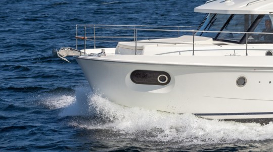 swift_trawler_41_sedan_foto_catalogo_beneteau_swift_trawler_41_sedan_04_detalles_banera_solarium_proa.JPG