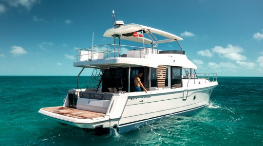 swift_trawler_48_foto_catalogo_beneteau_swift_trawler_48_04_plataforma_banera_de_popa.JPG