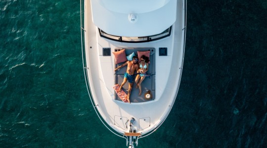 swift_trawler_48_foto_catalogo_beneteau_swift_trawler_48_06_solarium_proa_tomar_el_sol.JPG