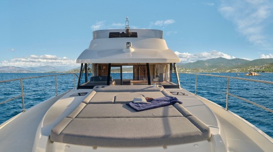 swift_trawler_48_foto_catalogo_beneteau_swift_trawler_48_07_banera_solarium_proa_convertible.JPG