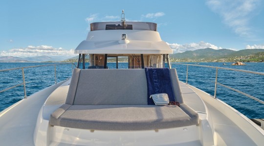 swift_trawler_48_foto_catalogo_beneteau_swift_trawler_48_08_banera_de_proa_solarium.JPG
