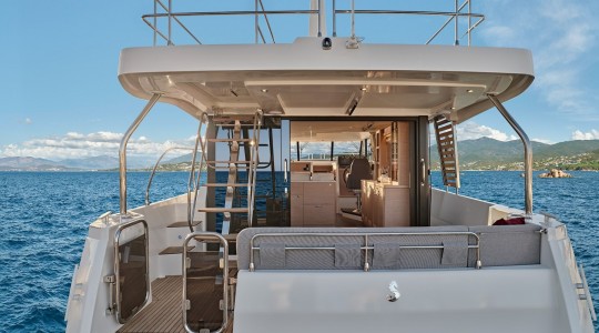 swift_trawler_48_foto_catalogo_beneteau_swift_trawler_48_09_zona_de_bano_plataforma.JPG
