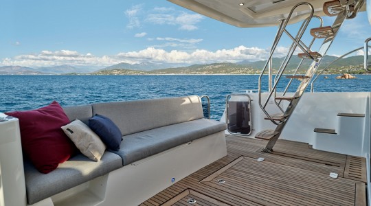swift_trawler_48_foto_catalogo_beneteau_swift_trawler_48_10_acceso_al_flybridge_banera_popa.JPG